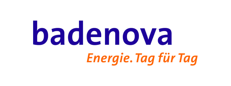 Das Bild zeigt das Logo von badenova mit dem Slogan 'Energie. Tag für Tag' in blauer und orangefarbener Schrift.