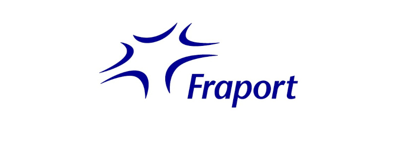 Das Fraport-Logo zeigt einen blauen Stern mit geschwungenen Linien und dem Schriftzug 'Fraport' in blauer Schrift.