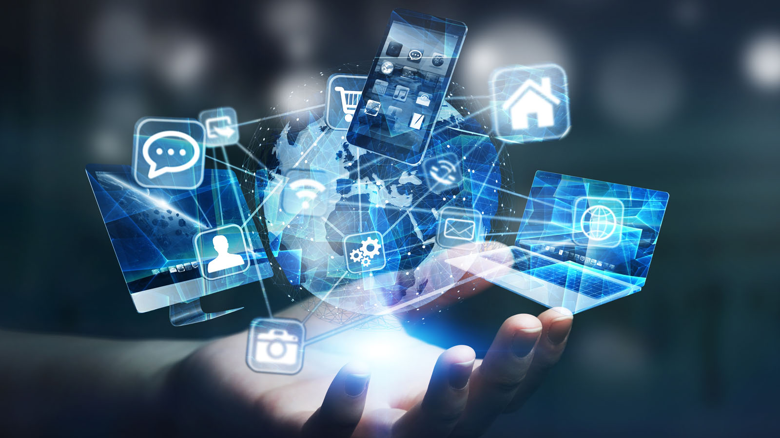 Eine Hand hält einen leuchtenden Globus, umgeben von digitalen Symbolen, die Konnektivität und Technologie darstellen.