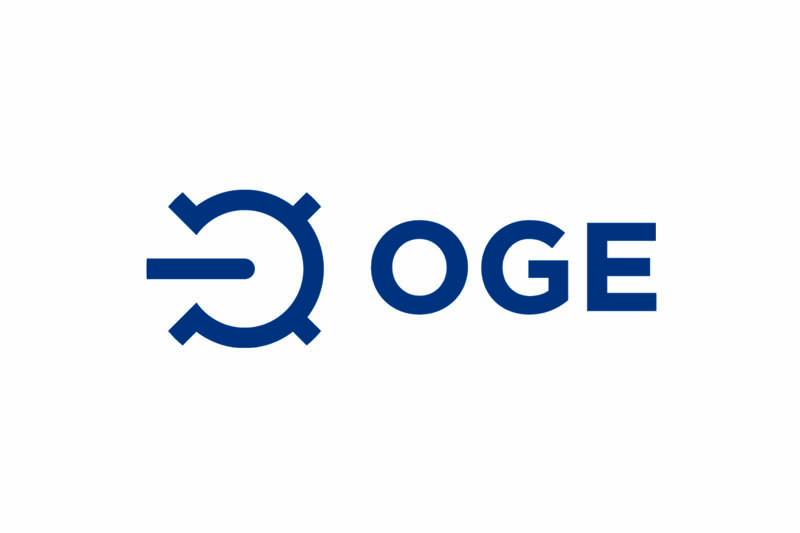 Ein blaues Logo mit einem kreisförmigen Design und den Buchstaben OGE daneben, das ein Unternehmen oder eine Organisation darstellt.